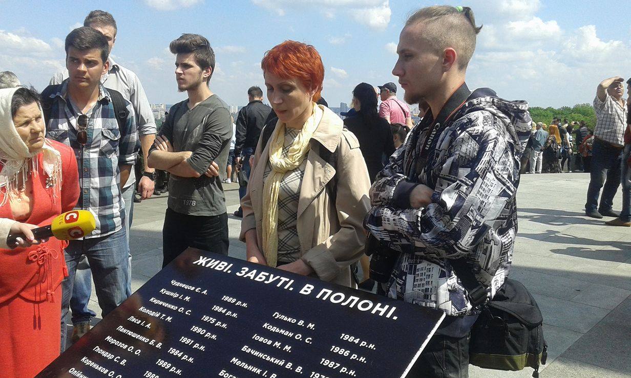 В парке Вечной Славы в Киеве все спокойно, люди продолжают возлагать цветы